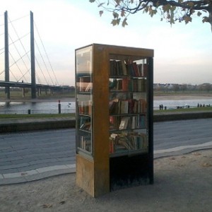 Öffentlicher-Bücherschrank-Düsseldorf-Rheinufer-300x300